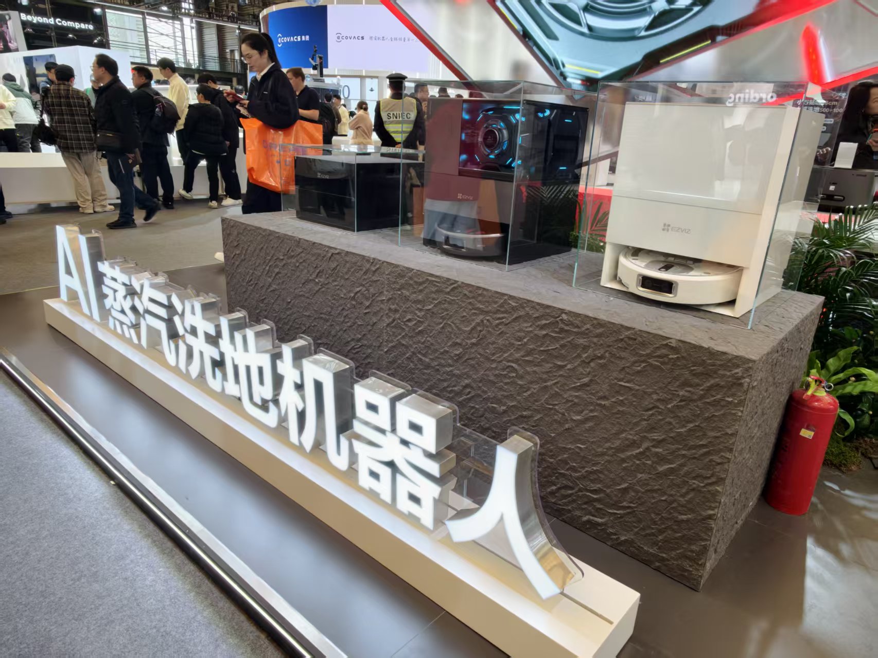 暴走两万步逛遍中国版CES!AI养龙虾、人形机器人火爆,追觅手机上手