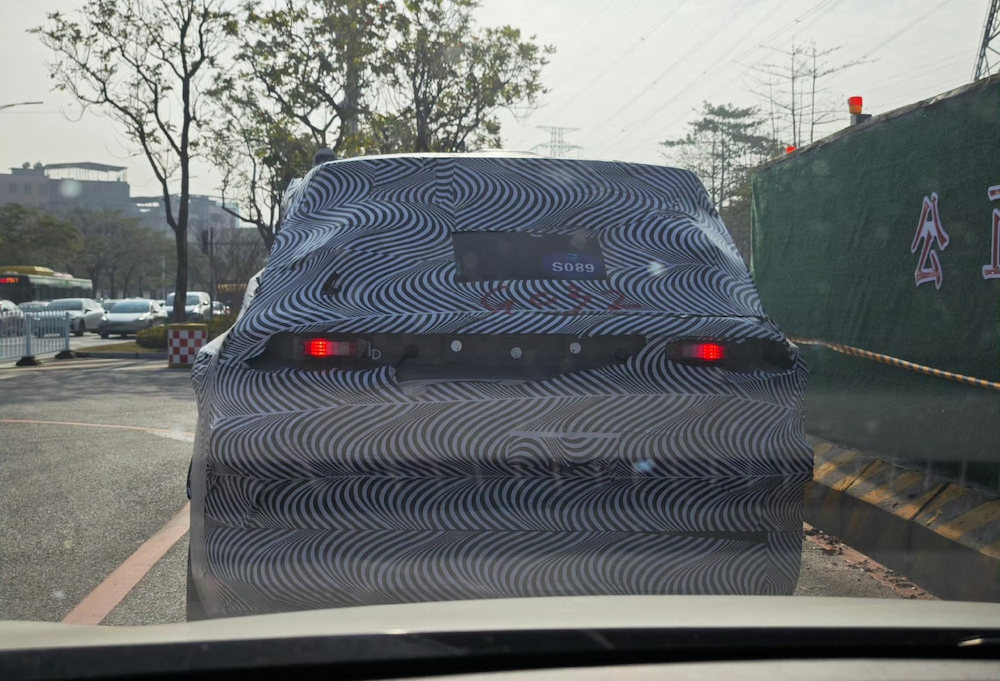 小鹏增程车谍照曝光！传车长5米1续航1400km，最快四季度量产