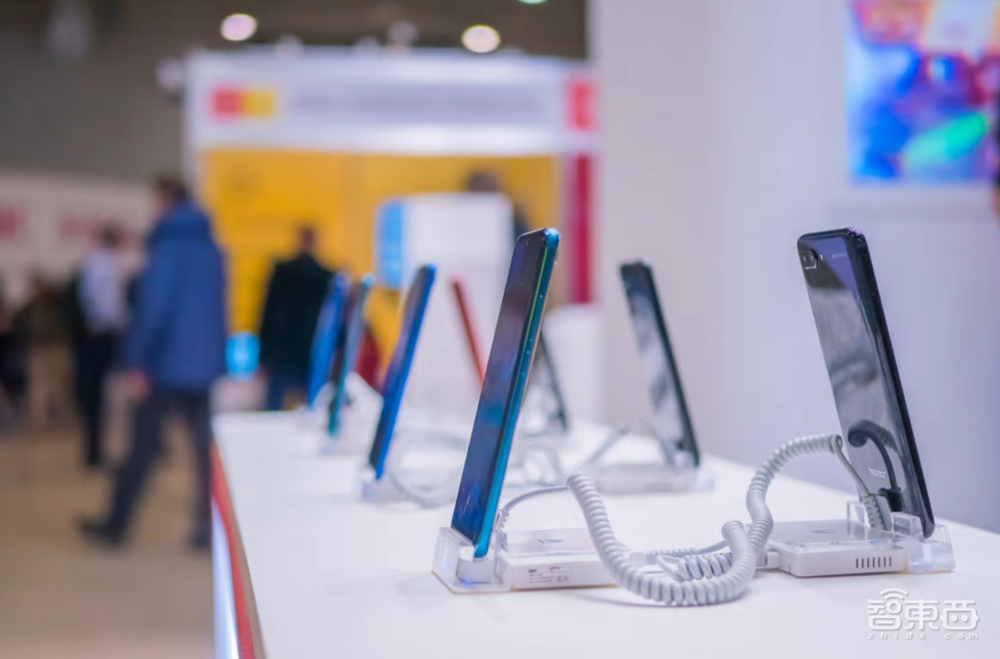 俄乌激战30天:中国手机巨头躺枪还是躺赢?