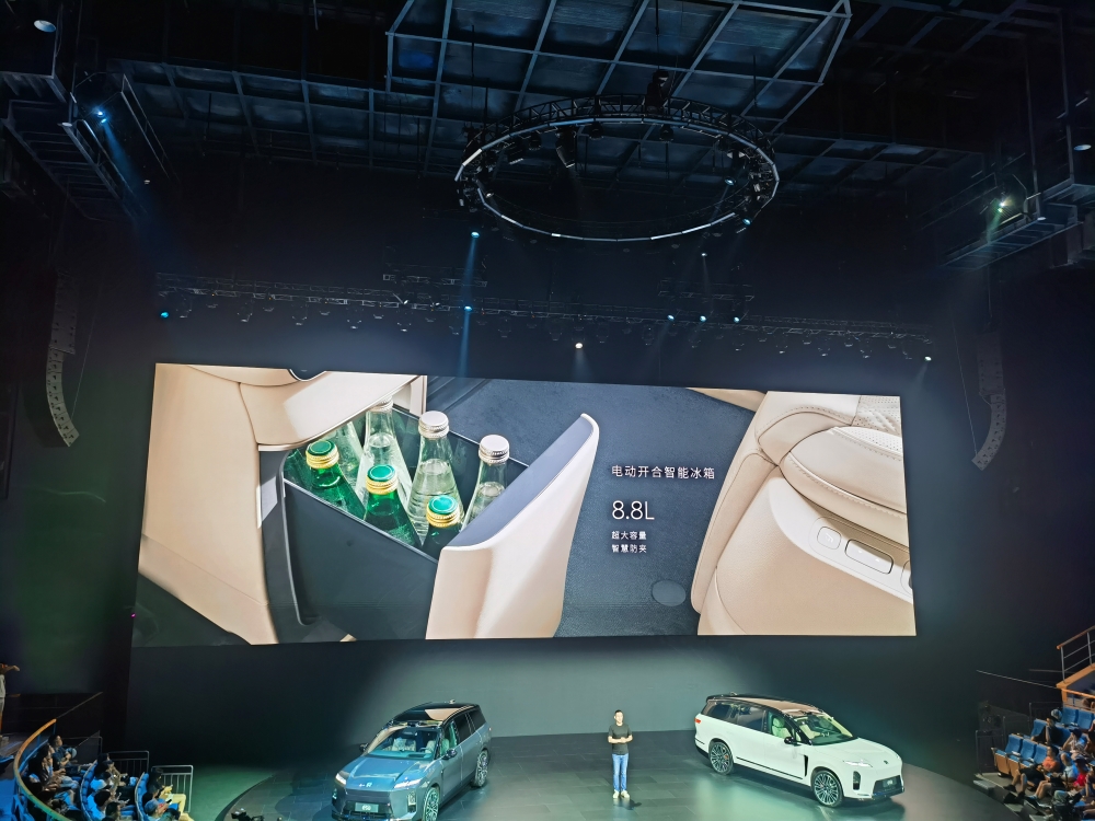 李斌豁出去了!全新ES8预售比老款便宜12万,蔚来美股大涨超10%