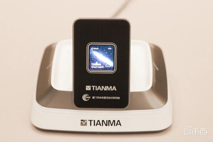 CES 2024丨PC新物种大爆发,透明屏乱战,车载屏火了,AI正深入一切!