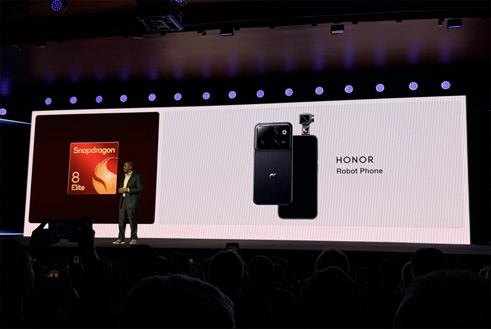 荣耀机器人手机亮相MWC！高通Chris Patrick演讲：助力双旗舰加速个人AI体验