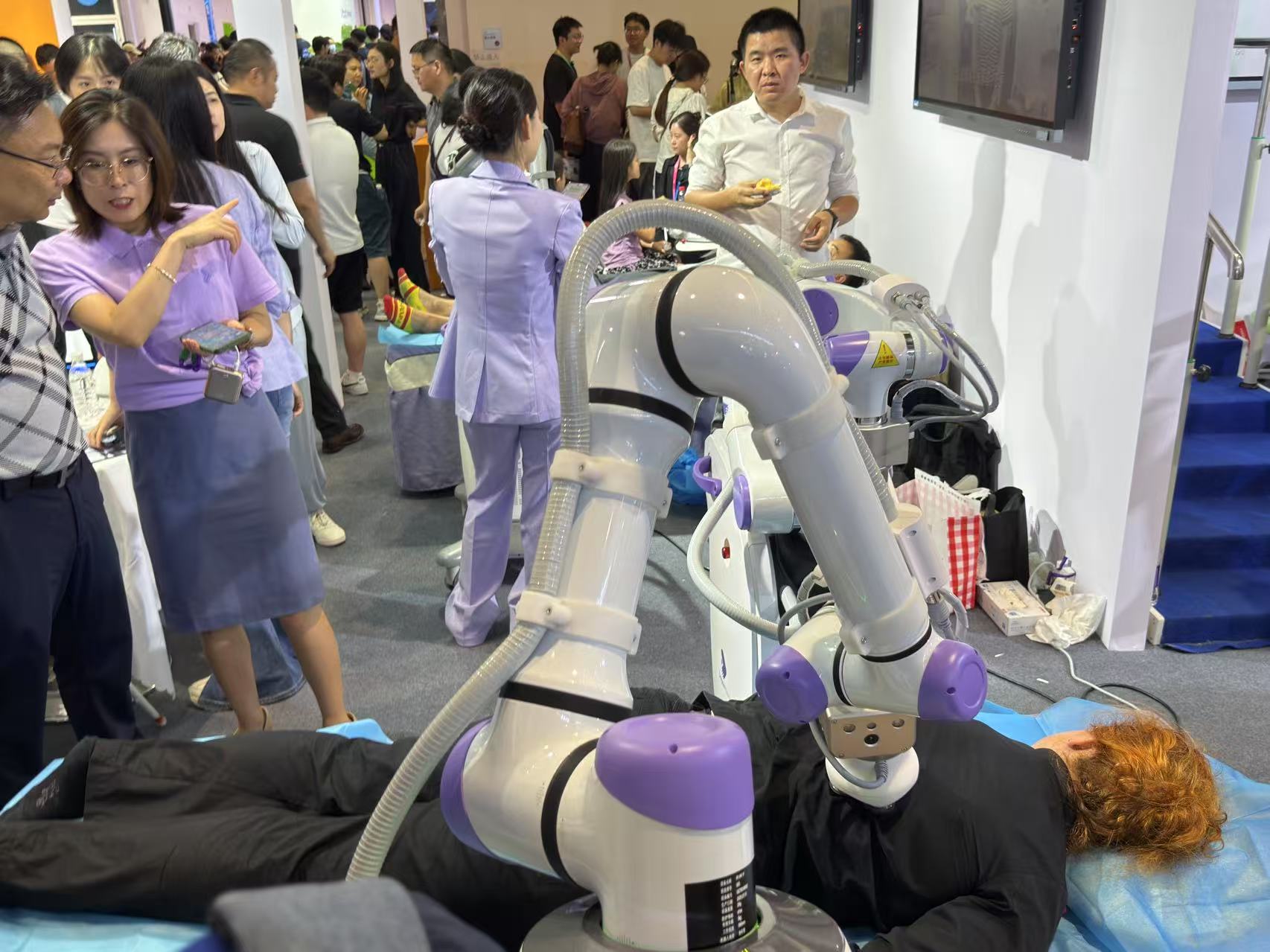 最貴97萬搬回家，人形機(jī)器人天團(tuán)涌入北京！暴走2萬步玩命逛完，亮點(diǎn)都在這了