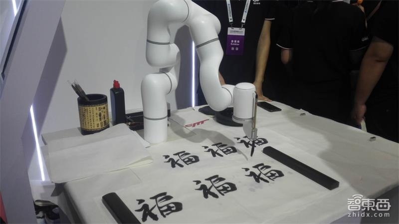 擎天柱、机械蛇、仿生蝙蝠，一大波奇葩机器人来袭！