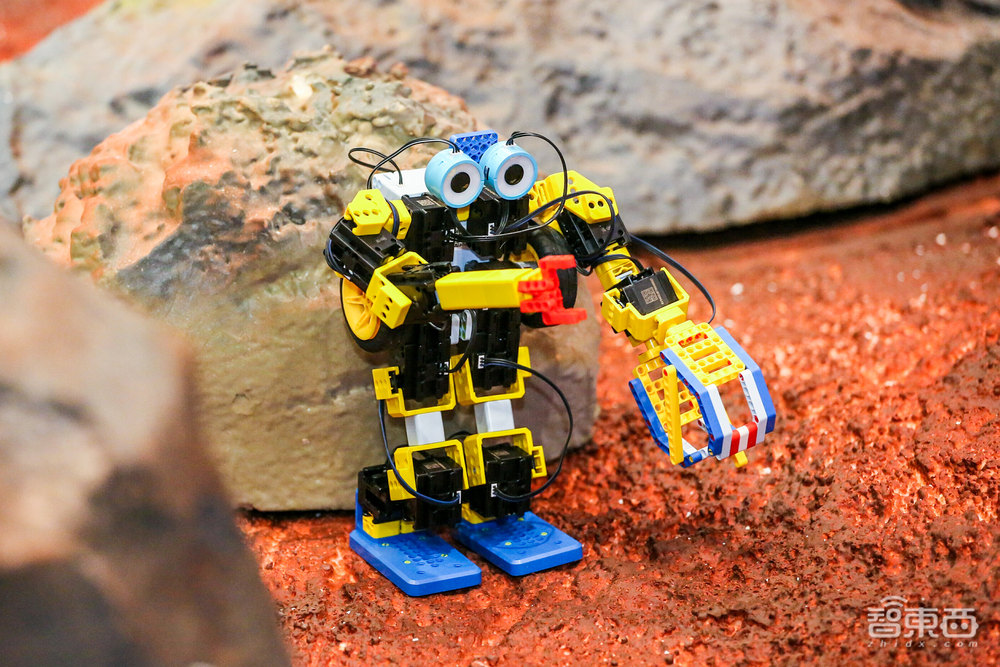 中小學(xué)生的機(jī)器人“大戰(zhàn)”！新科技讓AI教育“玩”起來(lái)