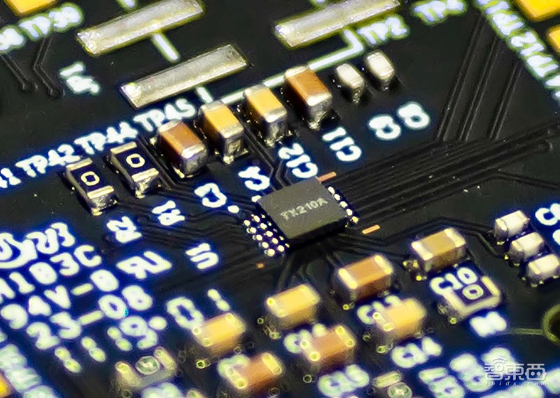 清华创新架构芯片量产！全球首款可重构超低功耗语音AI芯片