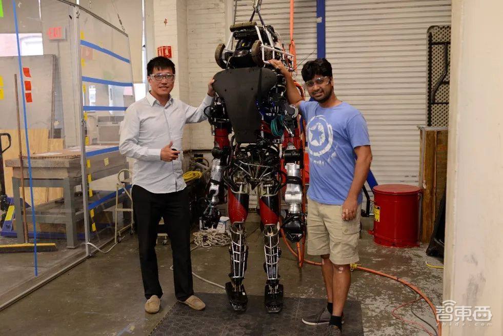 马斯克的“造人”大计要交卷了!特斯拉人形机器人能否惊艳行业?