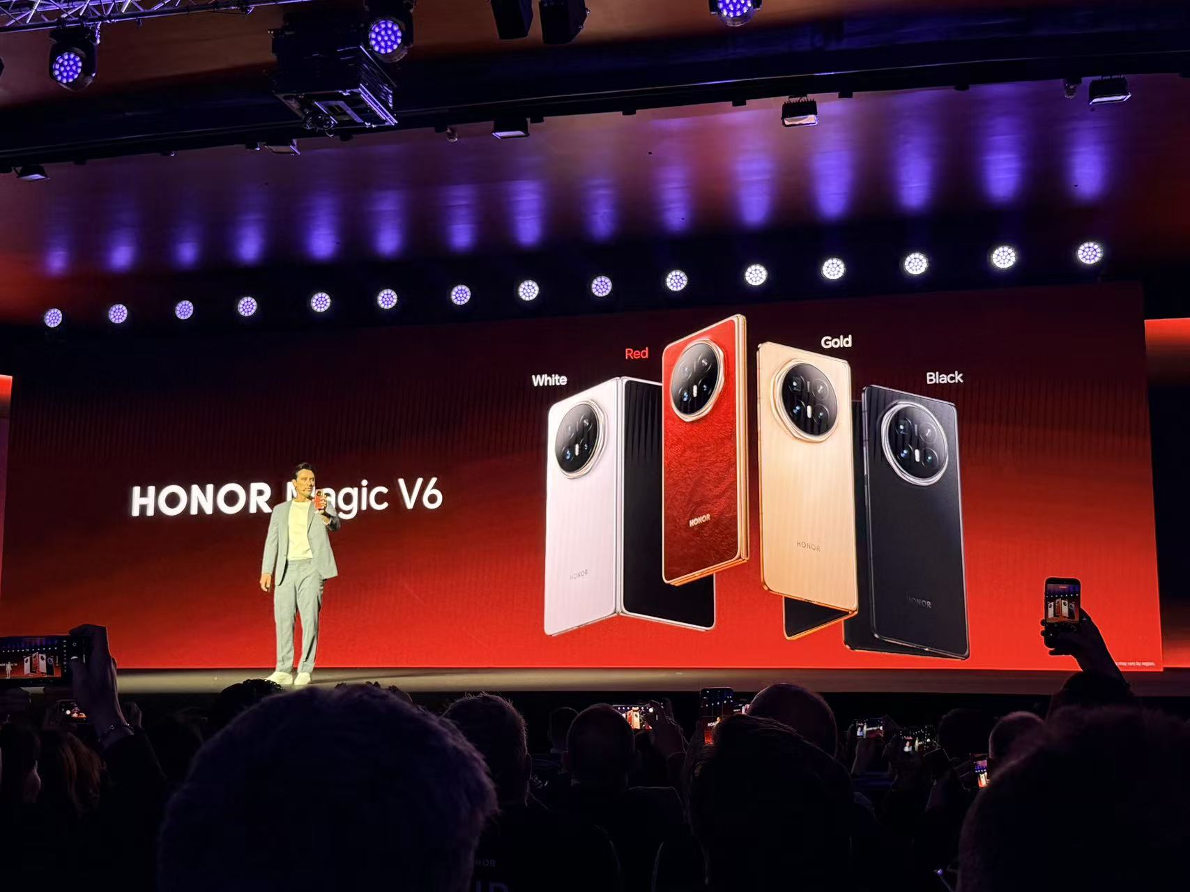 刚刚，荣耀人形机器人热舞亮相欧洲！全球第一个“机器人手机”真机首秀