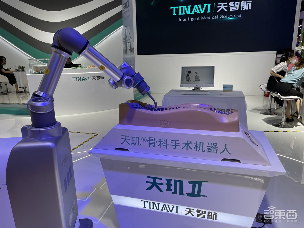 邓丽君现场“复活”！130只机器狗群舞，世界机器人大会7大亮点揭秘