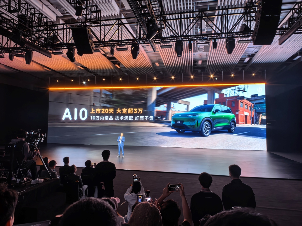 零跑杀疯了!9系旗舰SUV干到20万出头,发布会现场欢呼声炸了