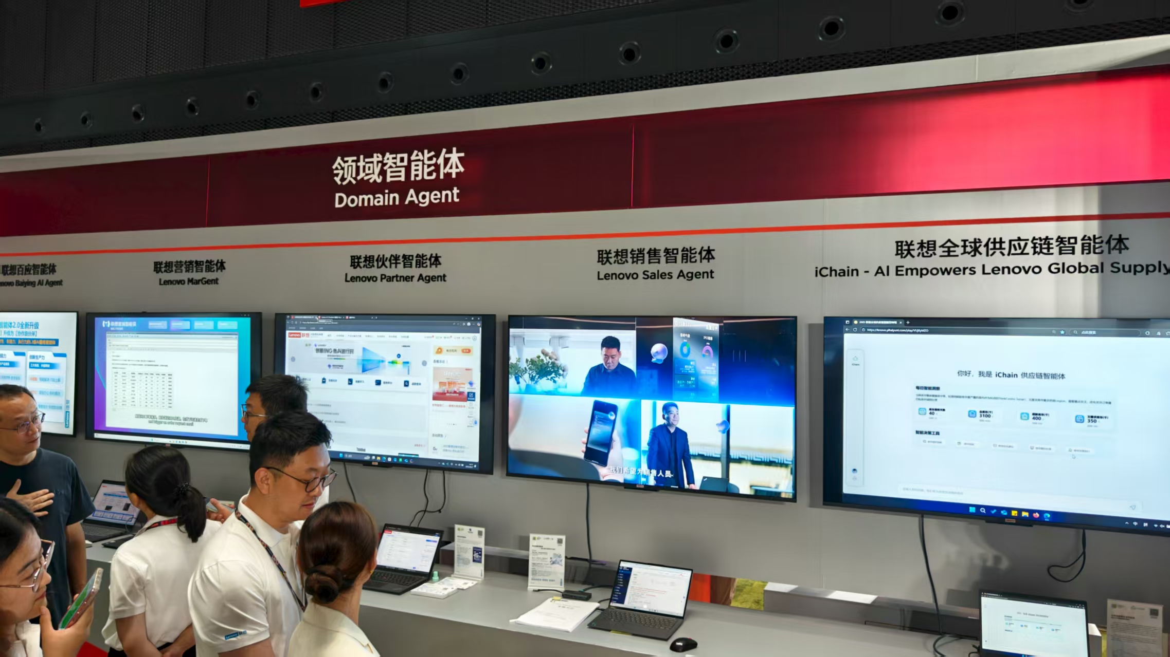 联想一口气秀出200多项技术产品,数十个智能体同台,还有太阳能PC和4D游戏本