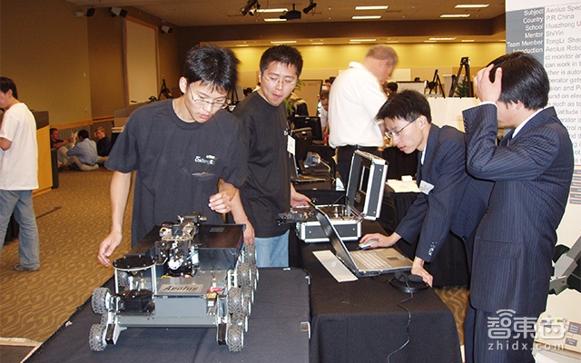 华科学霸微软出身,他却要抢服务员饭碗!