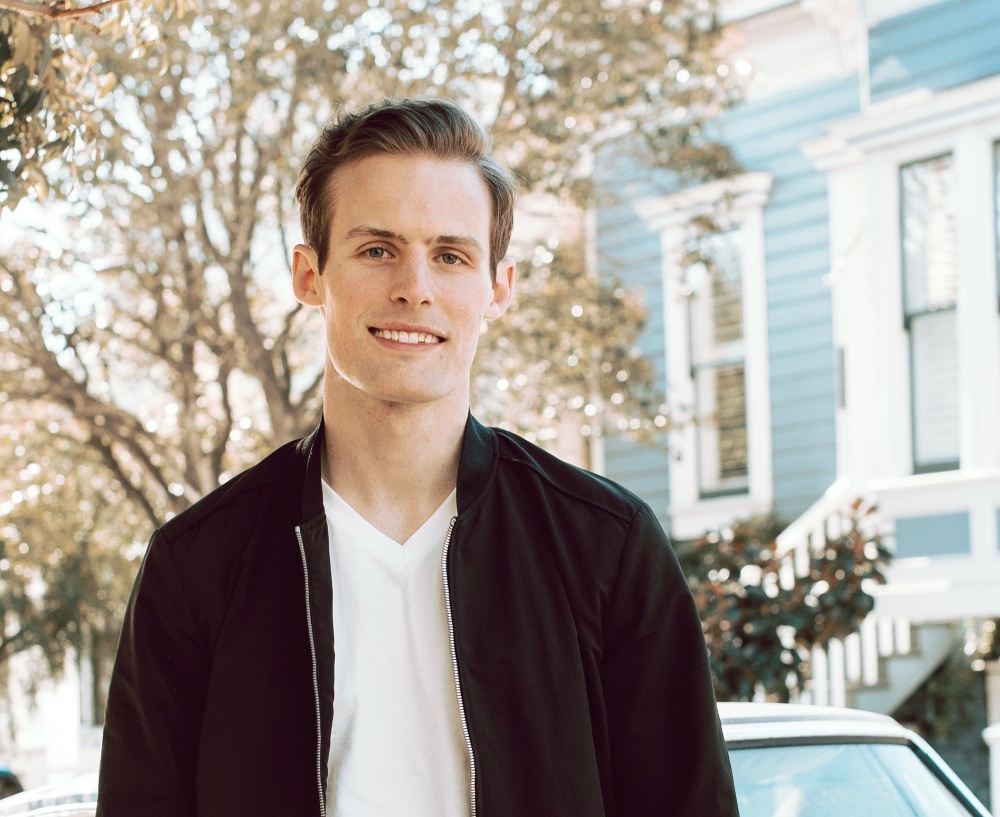 硅谷AI大佬迁徙图谱:32人易职,有人反复横跳,苹果最伤