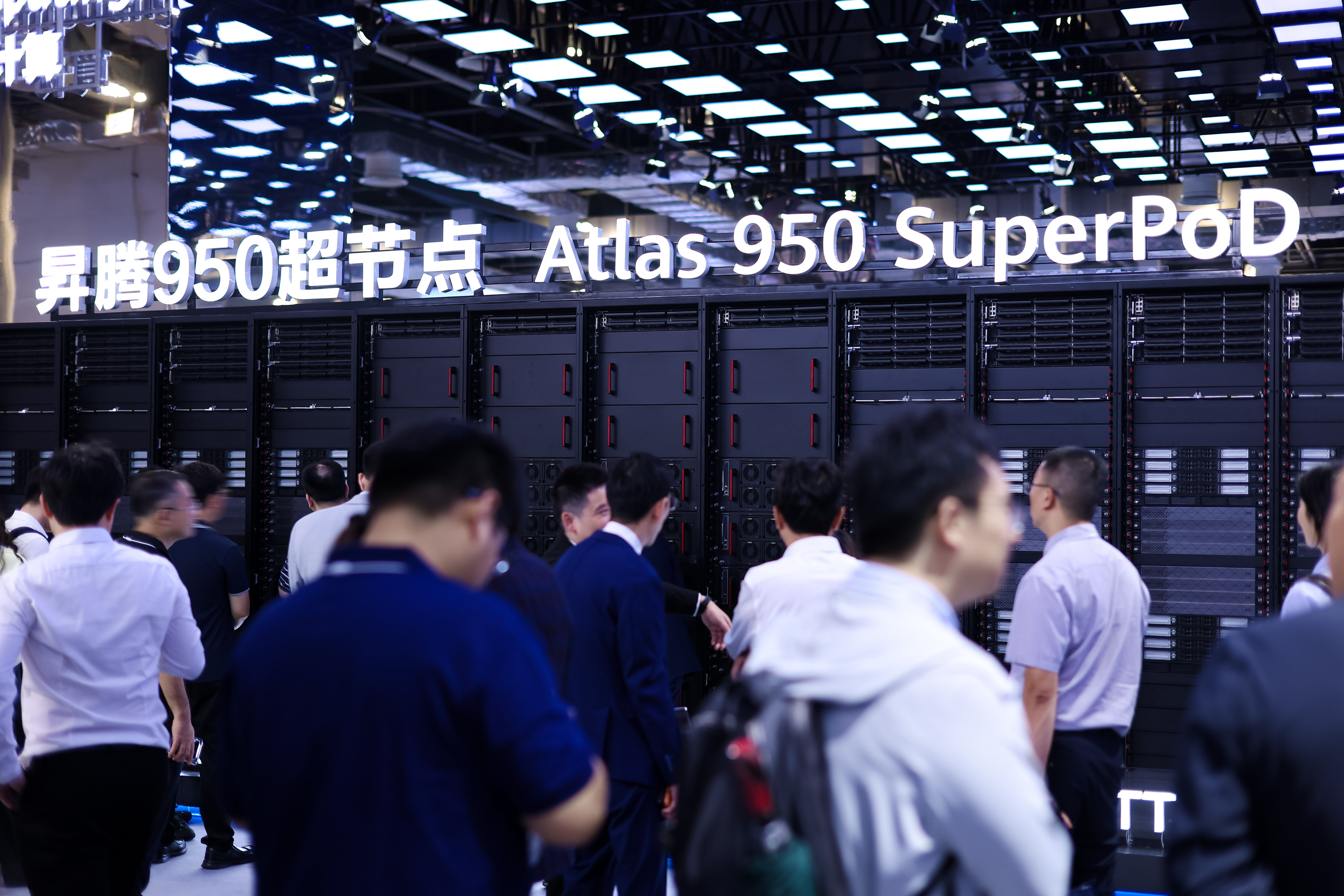 打破“算力存储通信”三堵墙,昇腾超节点给出十万亿大模型训推“最优解”