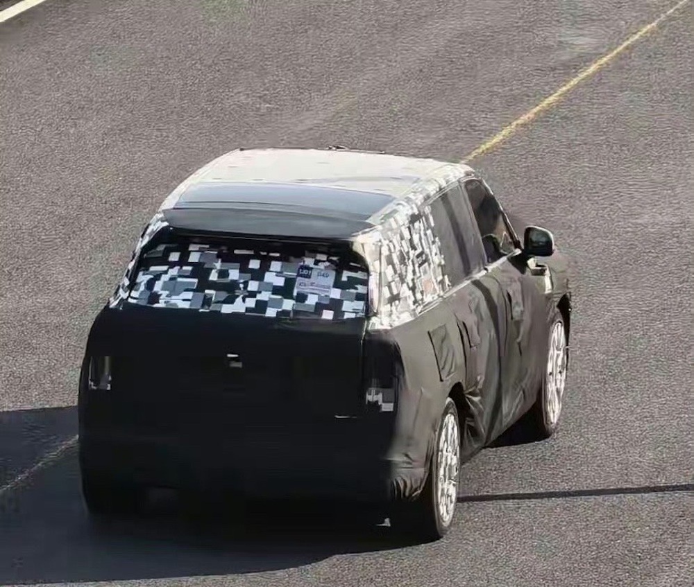 鸿蒙智行又一超豪车型曝光!或对标劳斯莱斯库里南