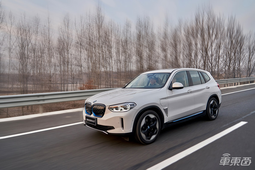 宝马首款纯电SUV、1300公里冬季自驾：这支公路电影专治焦虑