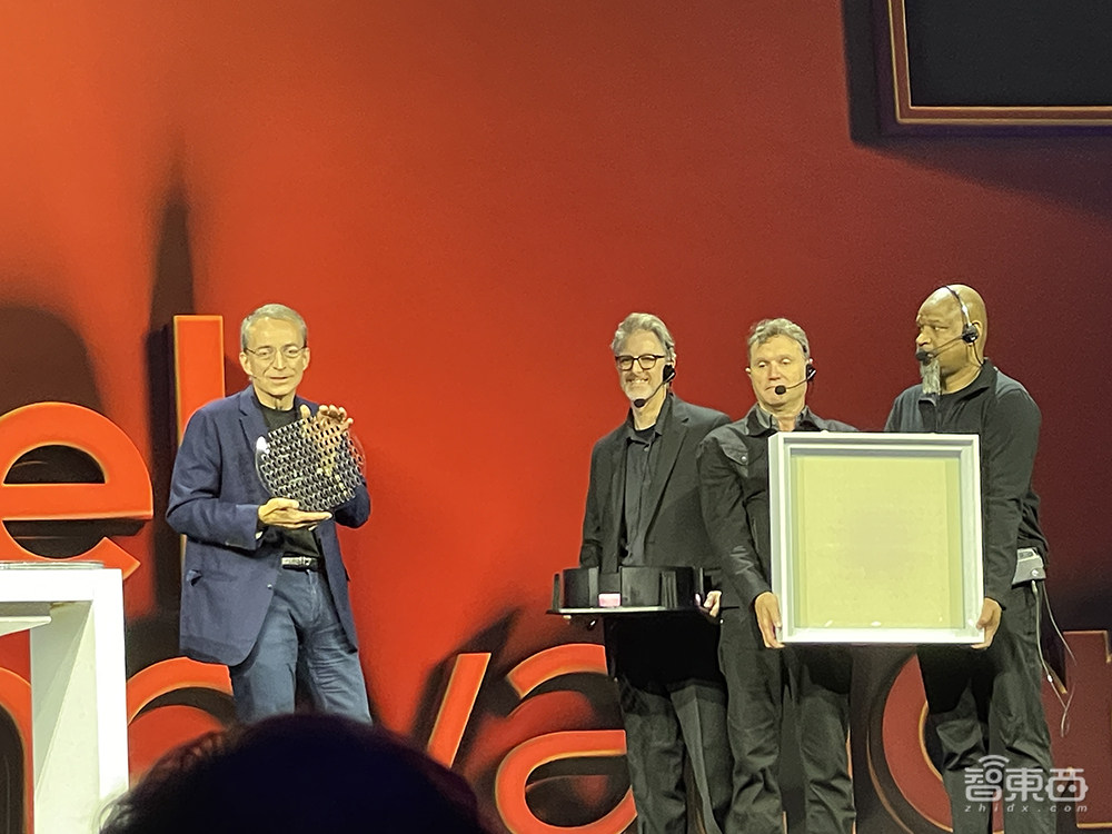 英特尔连甩AI大招!288核至强芯、3代AI芯片、PC断网跑大模型