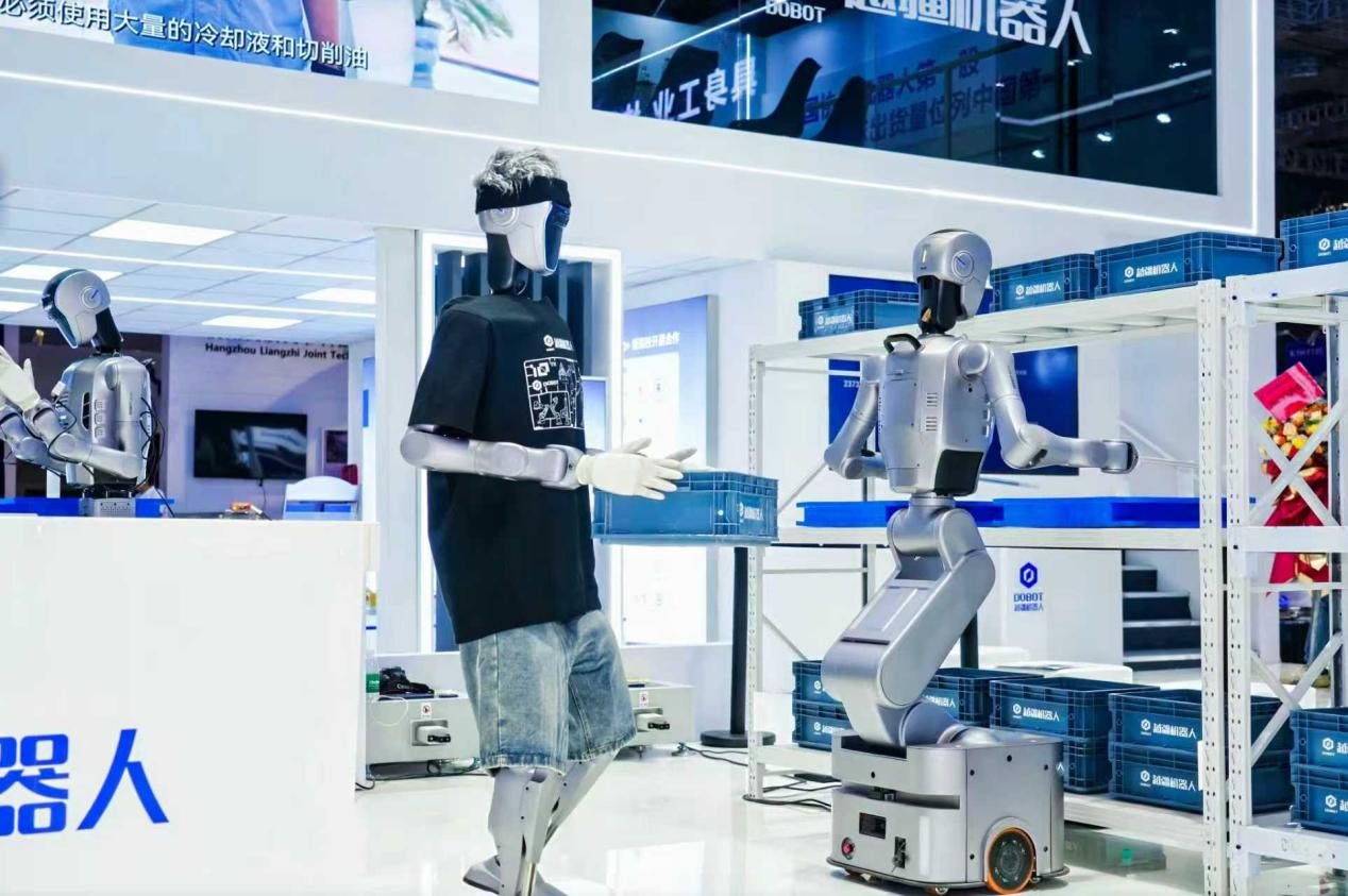 全球首个多形态具身智能机器人平台来了！越疆率先打开具身工业时代大门