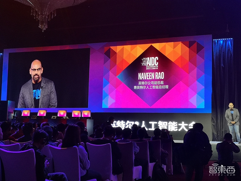 英特尔推新版Movidius AI计算棒,性能飙升8倍 | AIDC现场