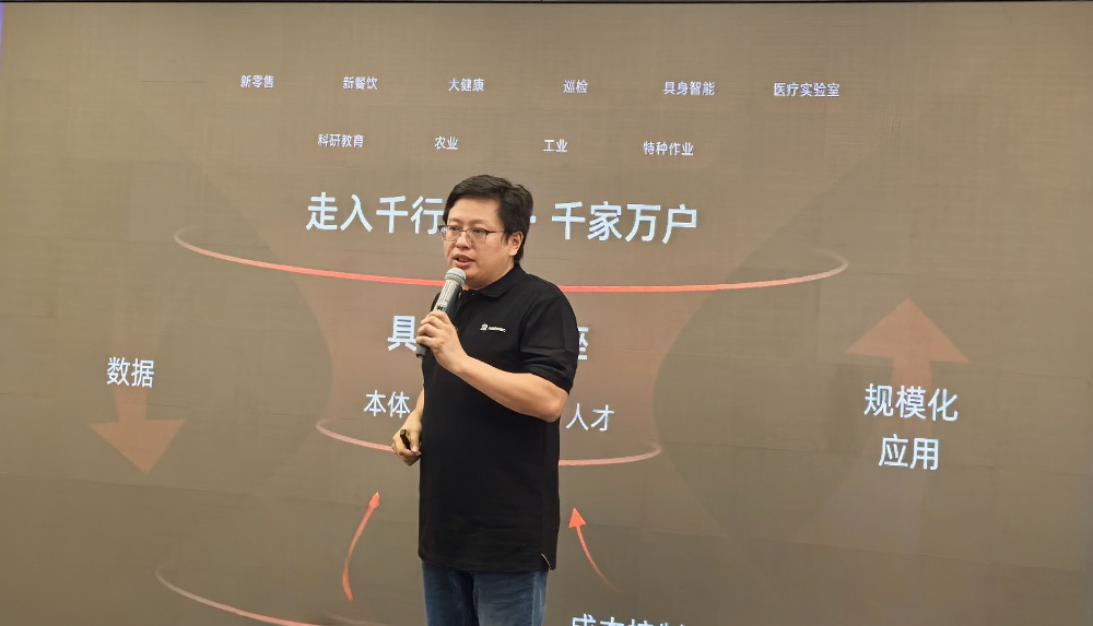 实探人形机器人数据训练中心!10大场景实战,108台机器人同时工作,但还离不开人机协作