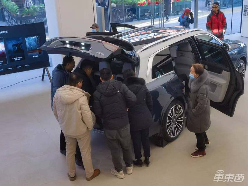 问界M9有多火？BBA车主扎堆体验，有人卖掉百万豪车选择下定