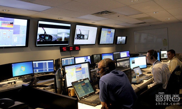 攻占了工厂后 机器人又来占领飞机驾驶舱了