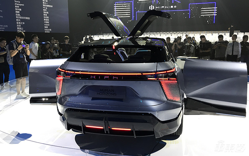 丁磊造车交卷！华人运通首款量产车亮相 外形炫酷能跑600公里