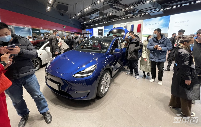 特斯拉Model Y有多火？每小时卖出200台，门店都挤爆了