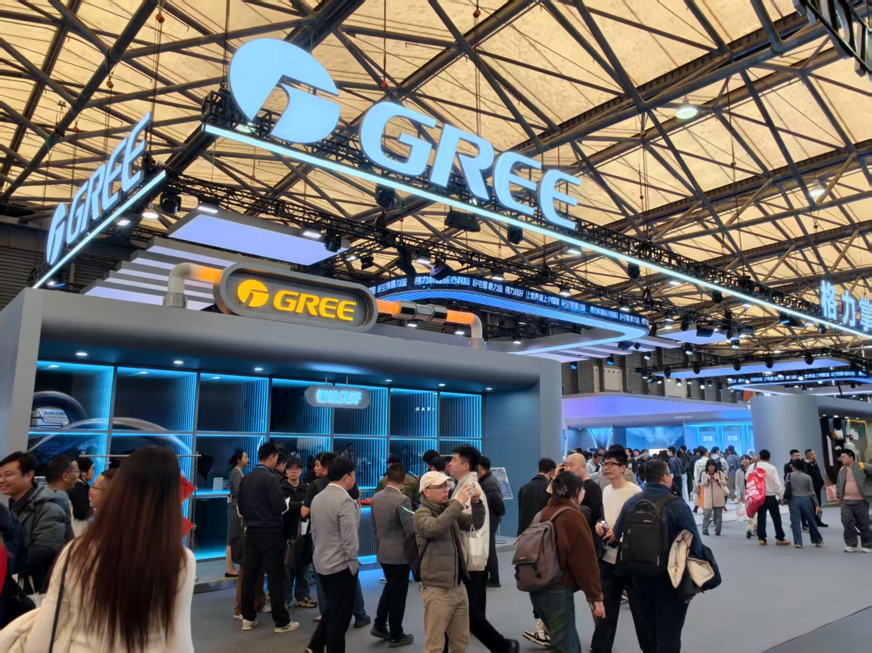 暴走两万步逛遍中国版CES!AI养龙虾、人形机器人火爆,追觅手机上手