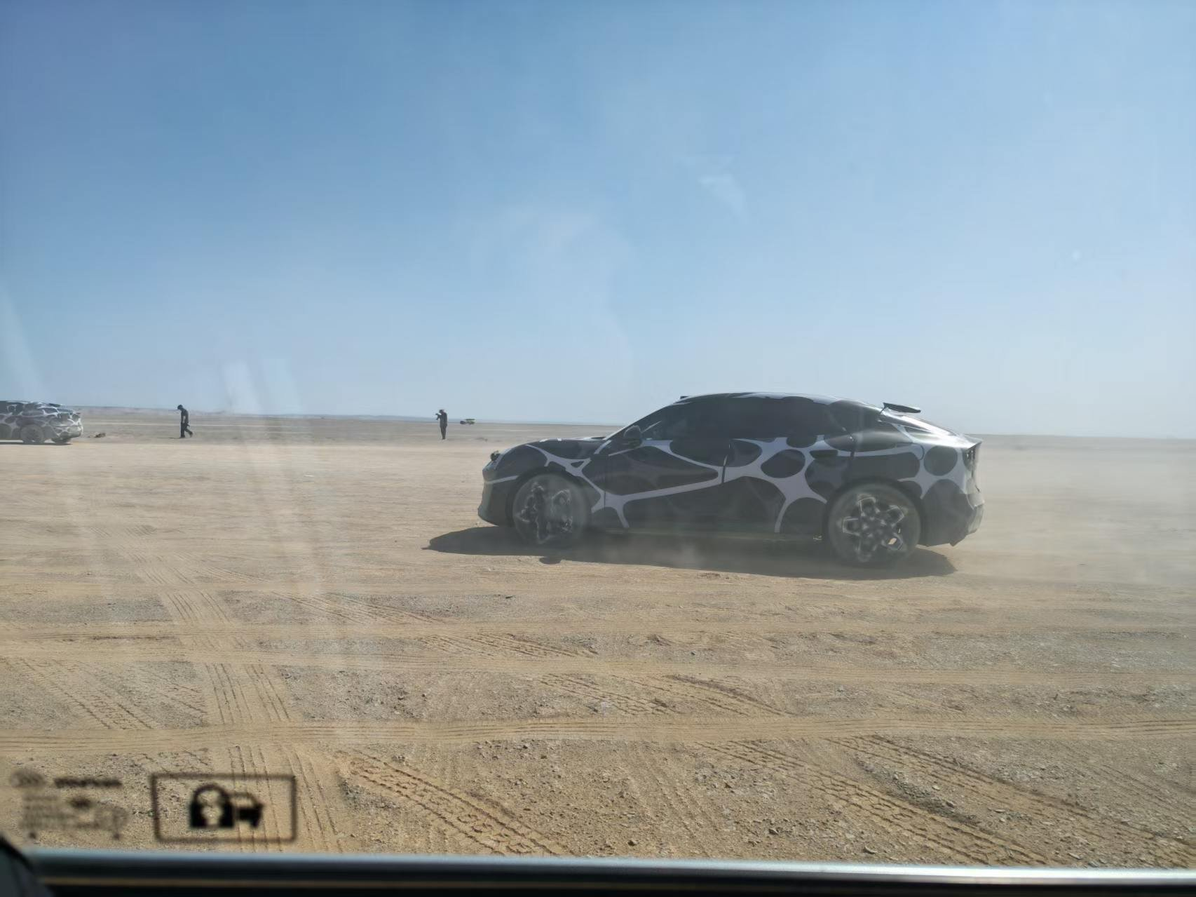 AIVA 首款量产车 ME7 谍照曝光，驶入吐鲁番高温测试场