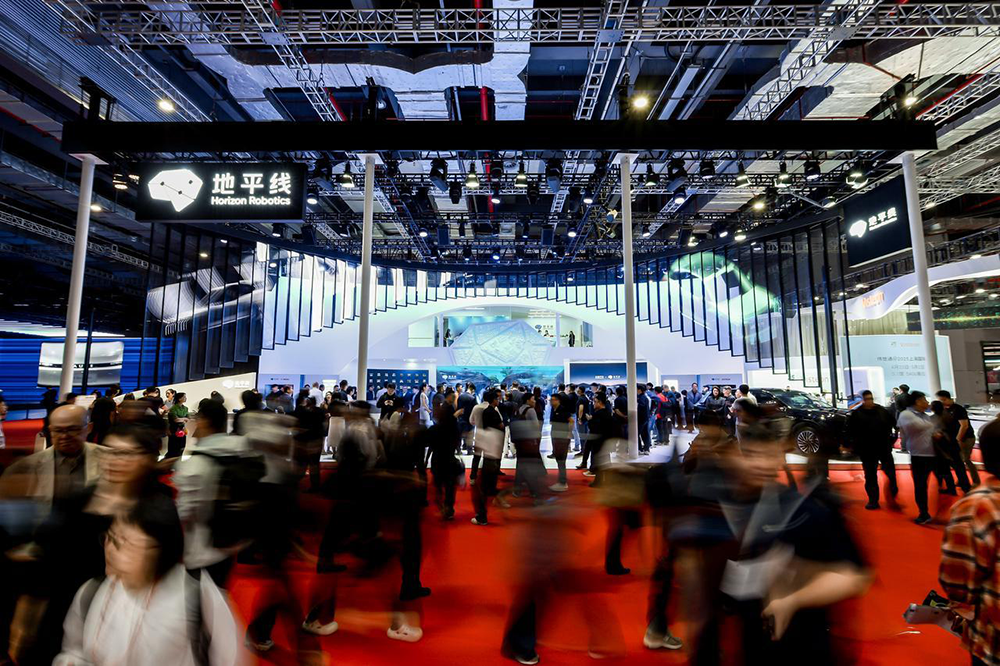 上海车展首日：雷军没来小米展台仍爆满，余承东预言新车“大爆”，何小鹏忙着遛“人”