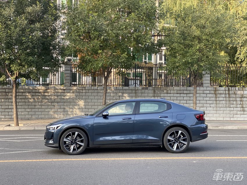 试驾极星Polestar 2：是电动轿跑也是艺术品 