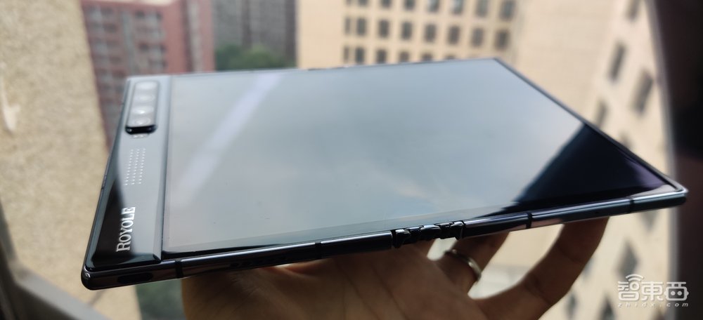 柔宇二代折叠屏手机全球首测:“无折痕”秒杀三星!弯折寿命超百万次