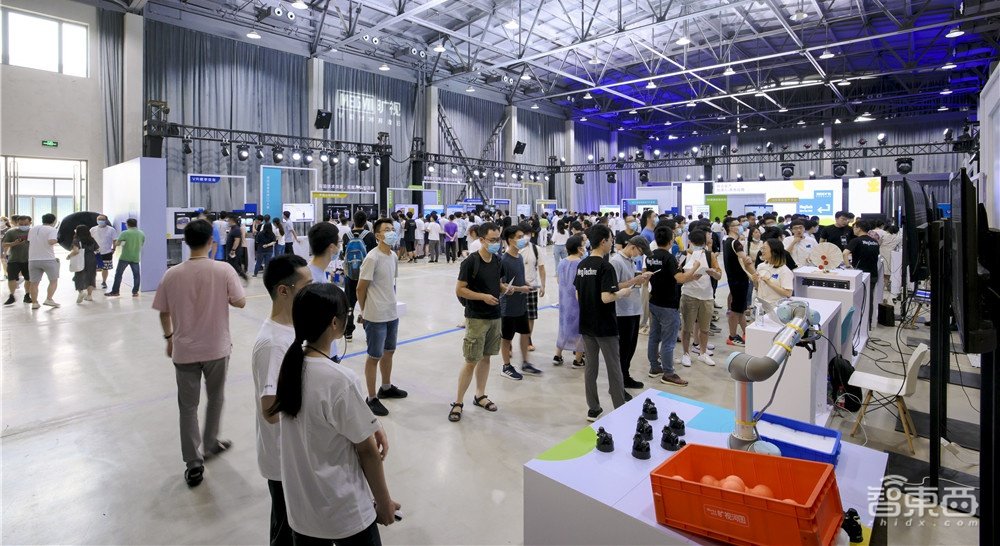 裸手玩VR、线稿变3D人、充电宝上跑AI…旷视大秀AI技术生产力