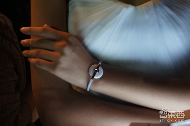 华米推299元Amazfit手环 陶瓷材质进军时尚圈