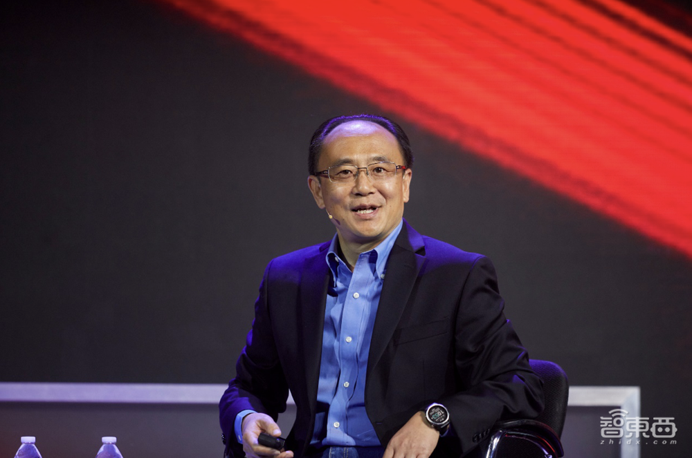 拥抱AI硬件革命!联想首发AI PC等一揽子AI成果,黄教主等大佬站台