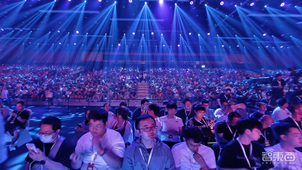 雷军3小时激情演讲:有狗,没车,用折叠屏秒iPhone,官宣大模型