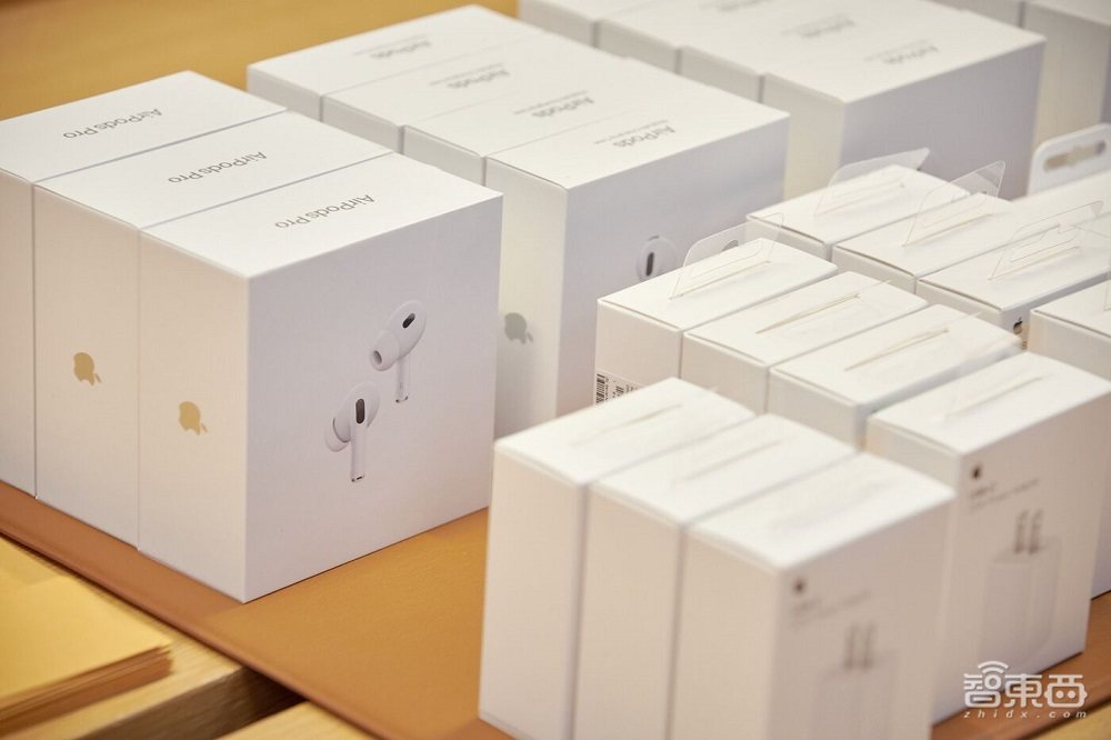 苹果低端Apple Watch要用塑料壳,血压监测难产,AI新Siri延期