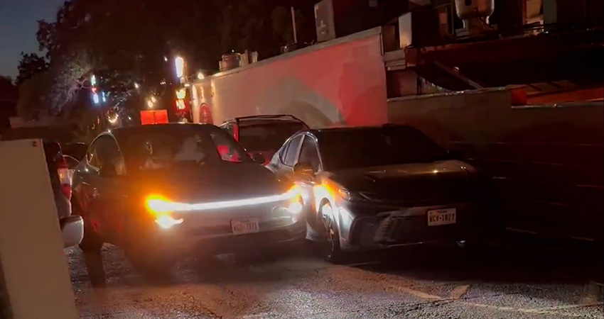 特斯拉无人出租上线两周就撞了！起步剐蹭路边车辆，纯视觉方案受争议