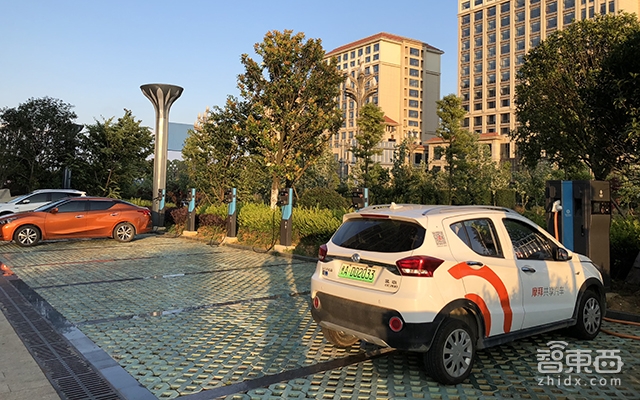 实测摩拜汽车!3小时50元 比骑单车还简单
