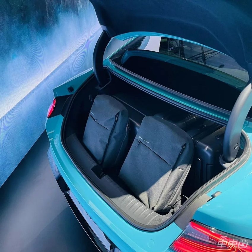 小米汽车内饰全曝光!原厂自带手机支架,实体按键回归