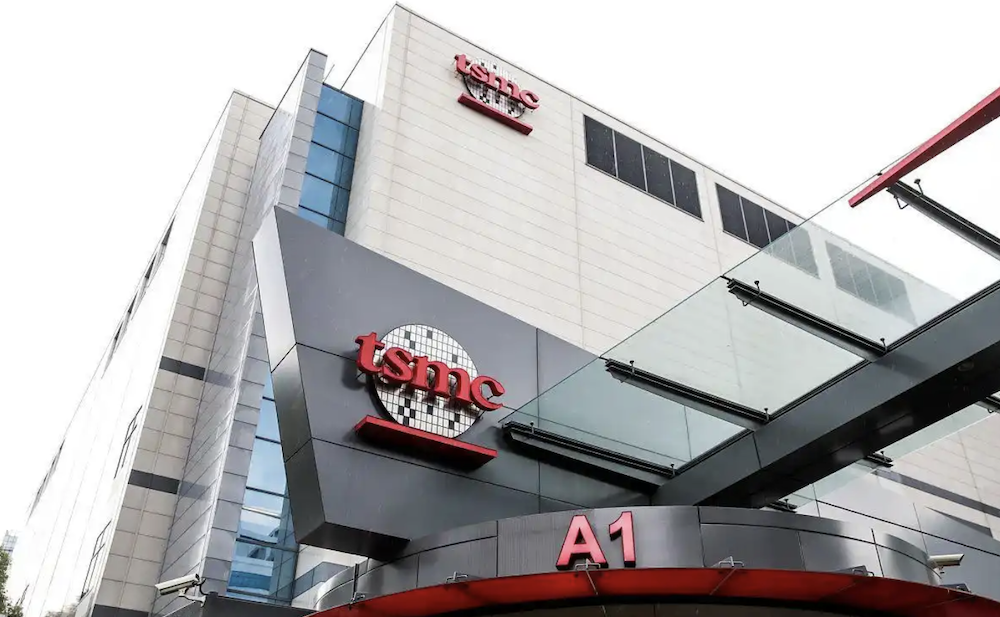 马斯克甩出全球最强智驾芯片！2500TOPS吊打同行，最快年底上车