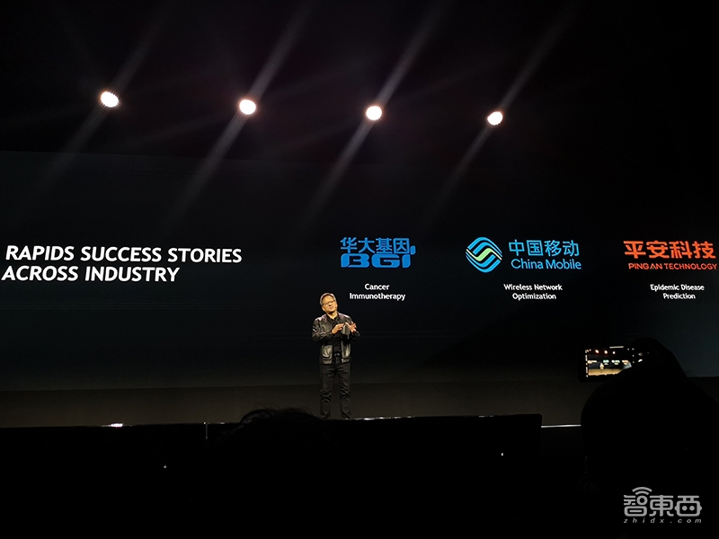 黄仁勋现场秀AI跳舞！联合美团打造无人外卖车