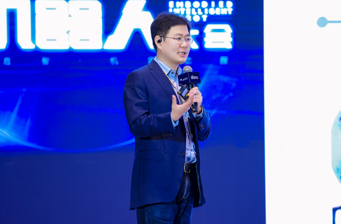 人形机器人落地干货硬核输出，首届具身智能峰会，燃爆了！