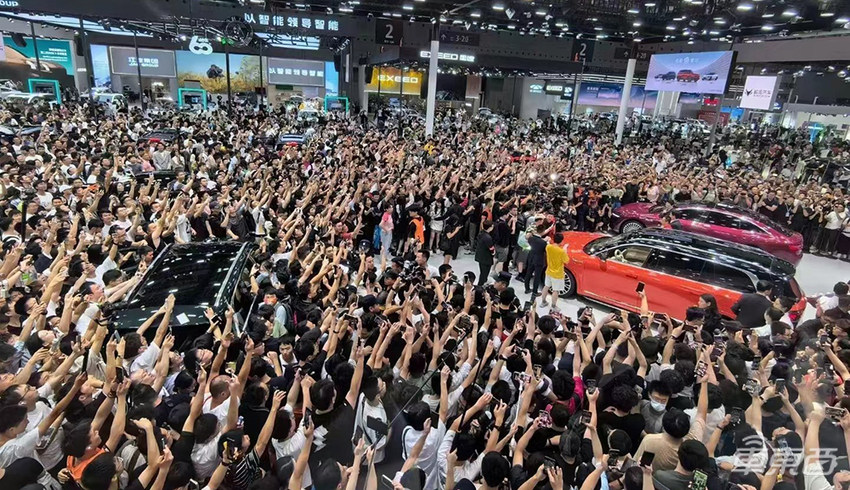 理想单月比问界多卖近万辆！周销再度过万，首超宝马奥迪