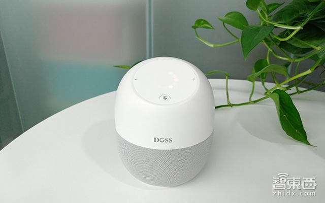 发力人工智能 DOSS打造了一款可移动智能音箱