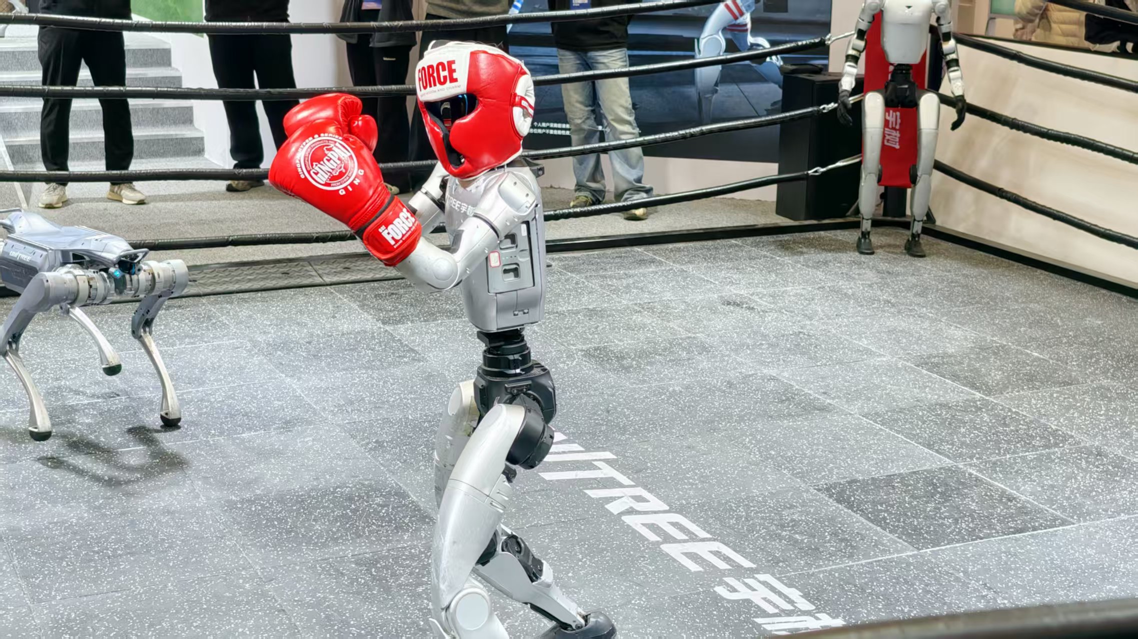 暴走两万步逛遍中国版CES！AI养龙虾、人形机器人火爆，追觅手机上手