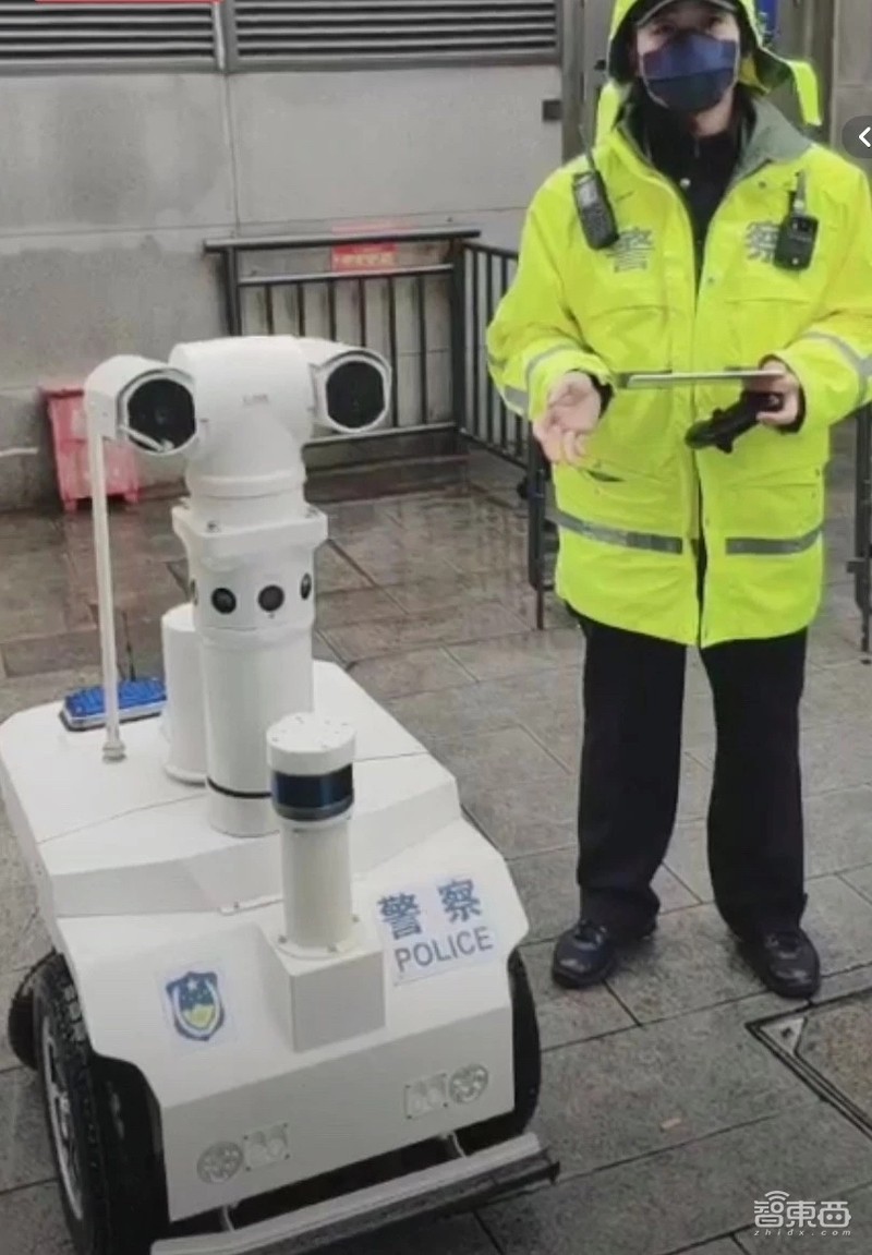 抗疫一线的户外机器人大军:测温、喊话24小时不休