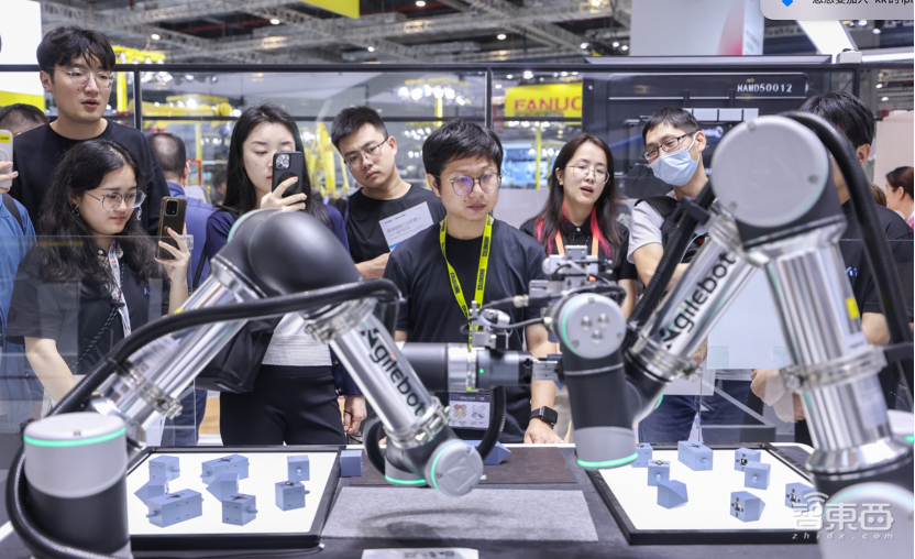首款具身智能工业机器人发布,机械臂困境的巧妙破题