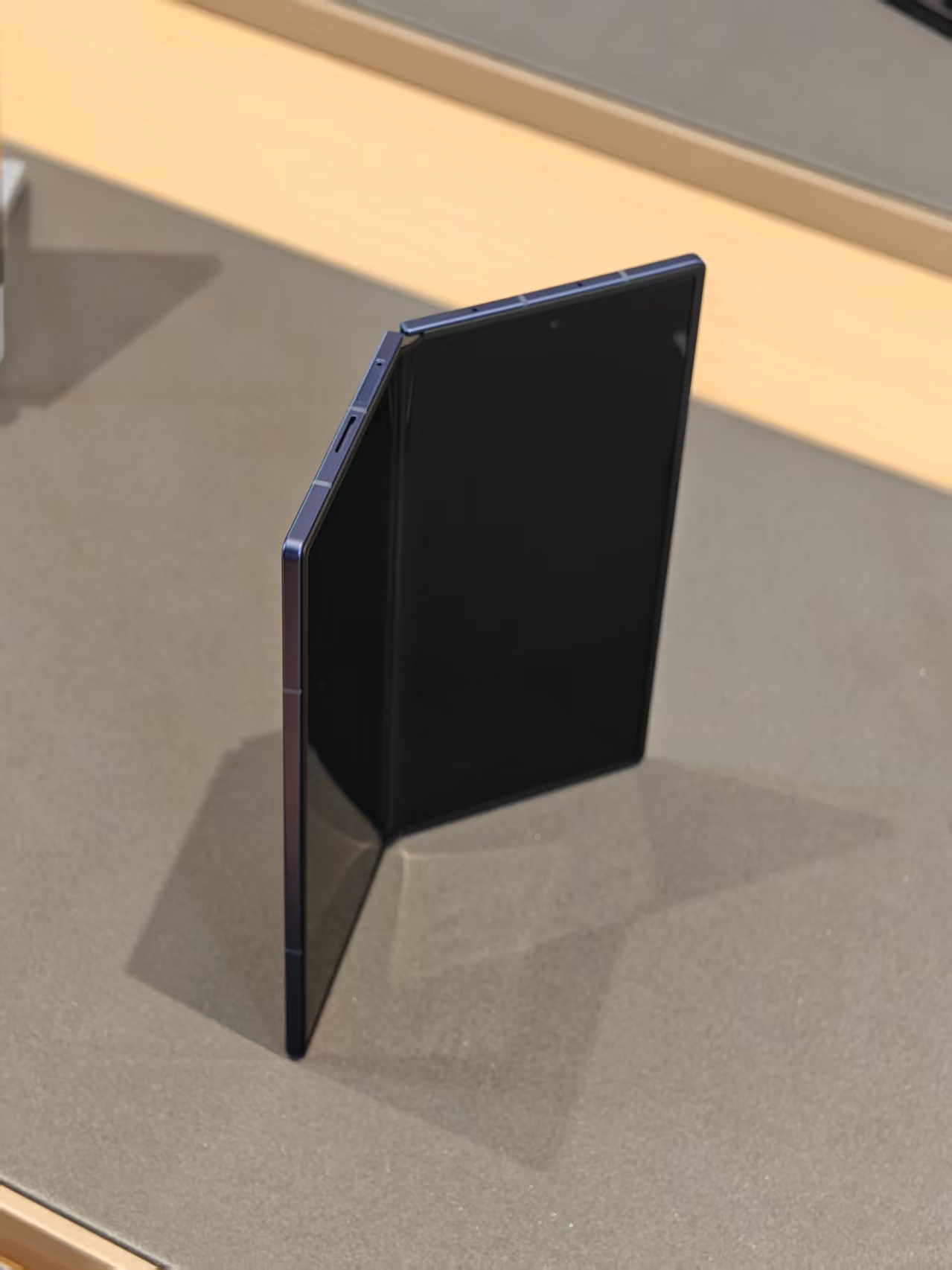 全球首发体验!三星折叠屏Galaxy Z Fold7上手:太轻薄了,AI圈搜万物